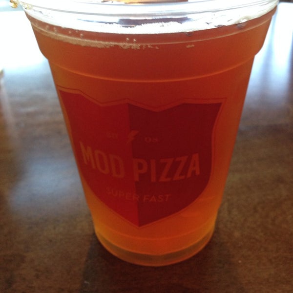 Foto scattata a Mod Pizza da Rob S. il 7/31/2014