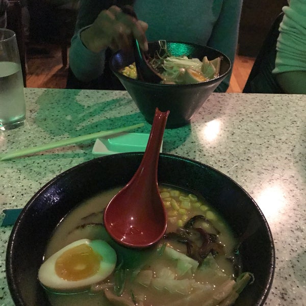 Das Foto wurde bei Mizu Japanese &amp; Thai Cuisine von Robin am 4/10/2019 aufgenommen
