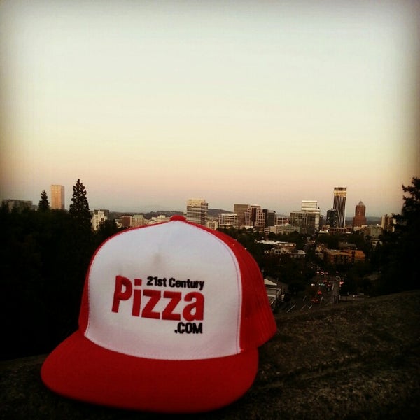 10/3/2012 tarihinde Mike D.ziyaretçi tarafından 21st Century Pizza'de çekilen fotoğraf