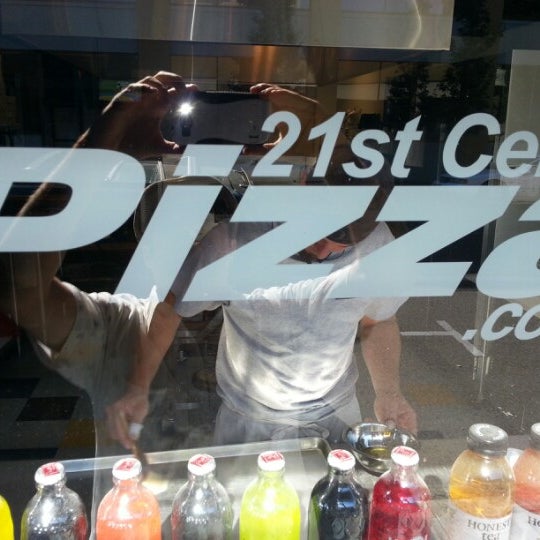 Снимок сделан в 21st Century Pizza пользователем Mike D. 9/22/2012