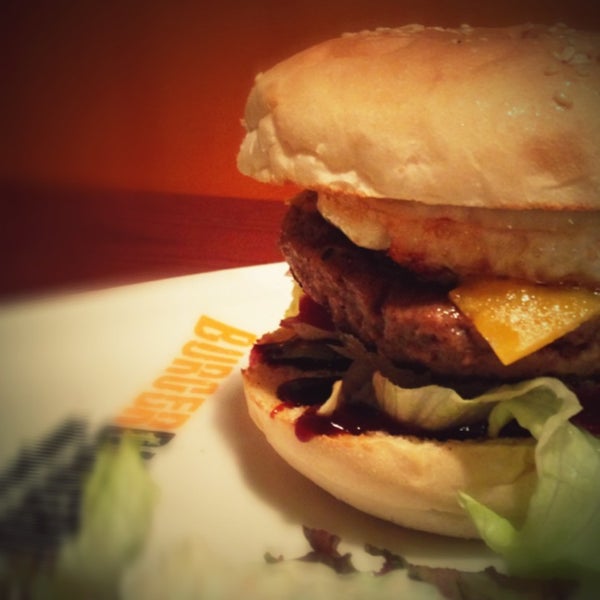Снимок сделан в Burger Bureau пользователем Amer A. 1/1/2013