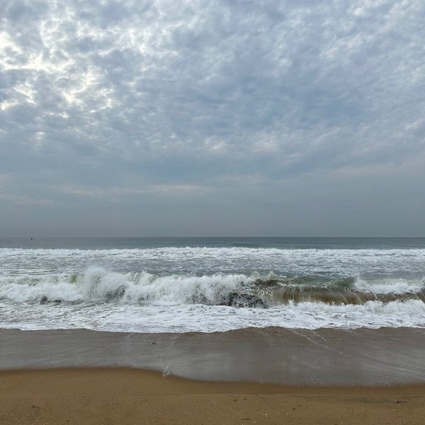 Photo taken at Besant Nagar Beach (Edward Elliot&#39;s Beach) by Vinay on 8/1/2023