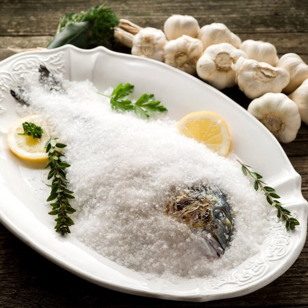 Pámpano a la sal con espinaca y cebolla - espectacular!!! Combinar el pescado con la espinaca