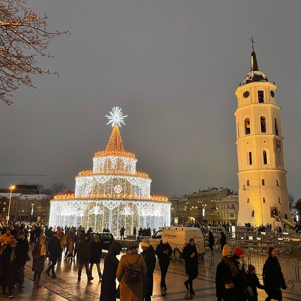 รูปภาพถ่ายที่ Katedros aikštė | Cathedral Square โดย pow เมื่อ 12/10/2022