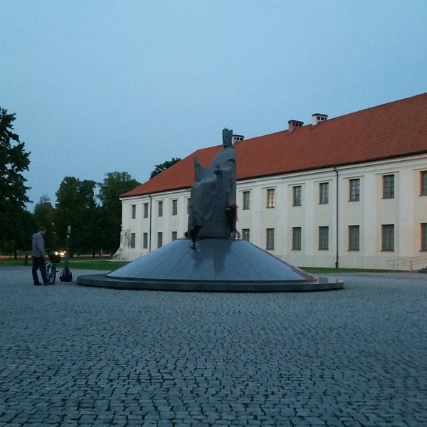 9/9/2017 tarihinde powziyaretçi tarafından Karaliaus Mindaugo paminklas | Monument to King Mindaugas'de çekilen fotoğraf