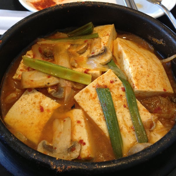 Снимок сделан в Beque Korean Grill пользователем Hirotomo M. 5/14/2013