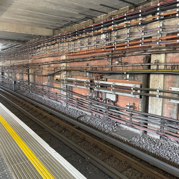 Foto tirada no(a) Paddington London Underground Station (Hammersmith &amp; City and Circle lines) por Michelle em 5/27/2023