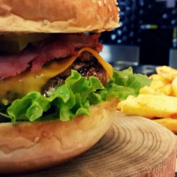 Foto tomada en Beeves Burger &amp; Steakhouse  por F CİHAD D. el 10/28/2015