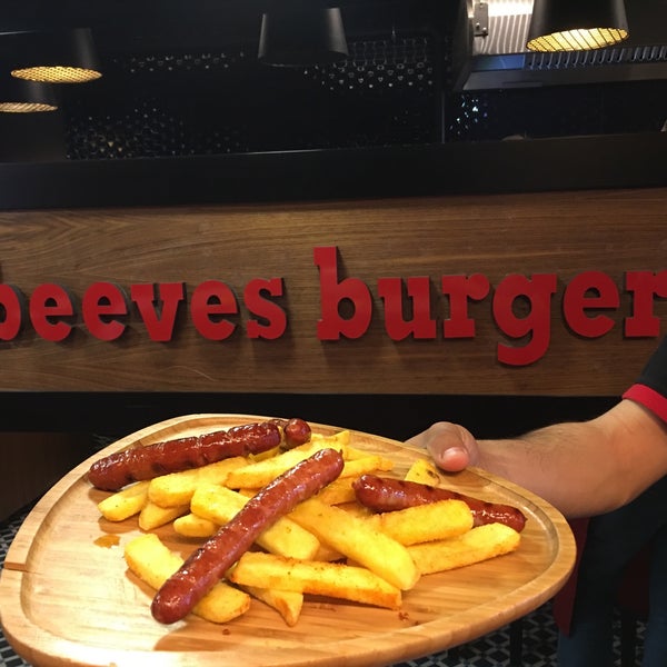 Foto tomada en Beeves Burger &amp; Steakhouse  por F CİHAD D. el 4/30/2016