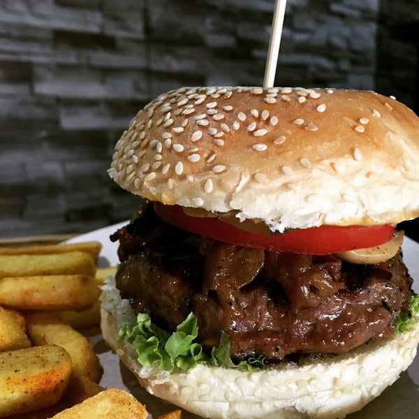 Photo prise au Beeves Burger &amp; Steakhouse par F CİHAD D. le4/23/2016