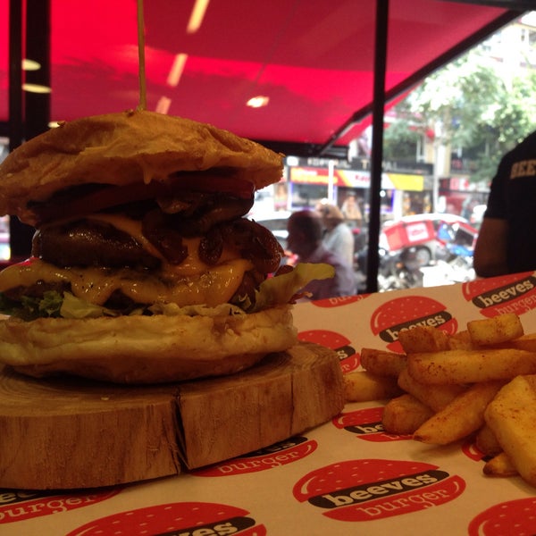 Foto tomada en Beeves Burger &amp; Steakhouse  por F CİHAD D. el 9/9/2015