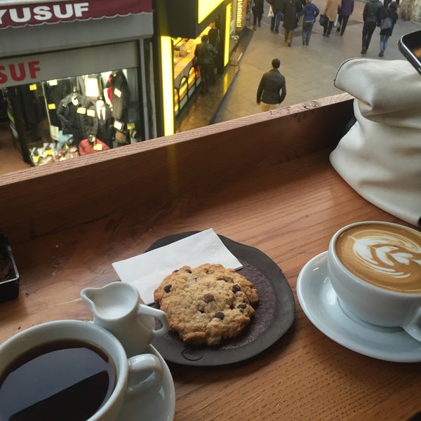 Photo taken at Montag Coffee Roasters by Aysu Ş. on 2/3/2016