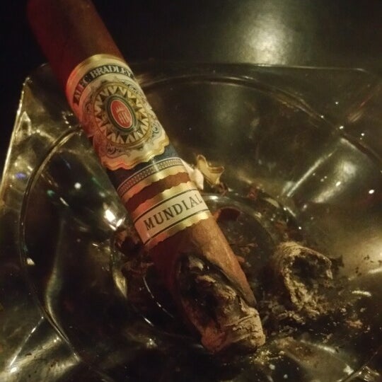 2/24/2015에 David B.님이 Merchants Cigar Bar에서 찍은 사진