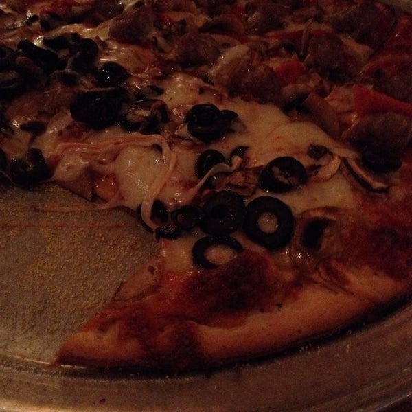 Foto diambil di Riverfront Pizzeria oleh Lynn J. pada 4/20/2014