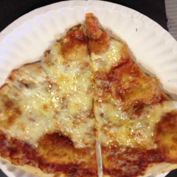 12/15/2013에 Mike M.님이 Bruno&#39;s Pizza에서 찍은 사진