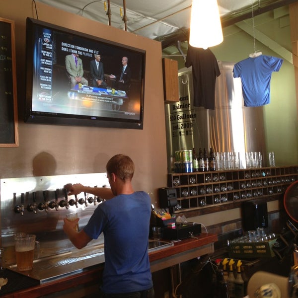 7/20/2013 tarihinde Stephanie H.ziyaretçi tarafından Two Beers Brewing Company'de çekilen fotoğraf