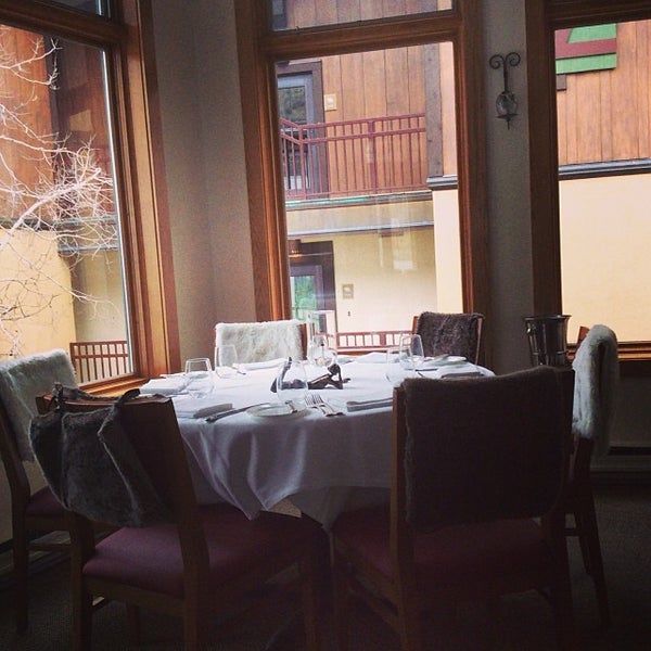 รูปภาพถ่ายที่ La Tour Restaurant &amp; Bar โดย Jodi J. เมื่อ 11/15/2013