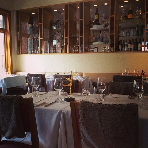 Das Foto wurde bei La Tour Restaurant &amp; Bar von Jodi J. am 4/16/2014 aufgenommen