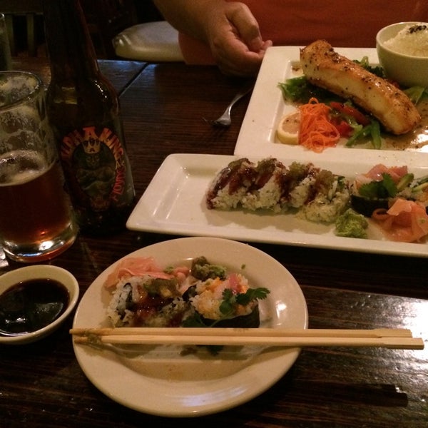 รูปภาพถ่ายที่ Usagi Ya Sushi &amp; Pan-Asian โดย Freddy T. เมื่อ 8/21/2014