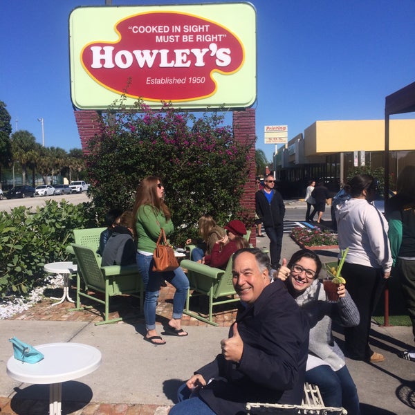 Foto diambil di Howley&#39;s Restaurant oleh Zach H. pada 1/24/2016