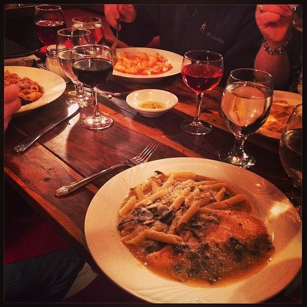 3/27/2014 tarihinde Chad Ö.ziyaretçi tarafından Bellini Italian Restaurant &amp; Brick Oven Pizza'de çekilen fotoğraf