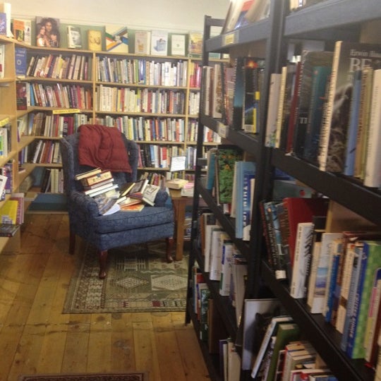 Das Foto wurde bei Dudley&#39;s Bookshop Cafe von Kiwi C. am 10/20/2012 aufgenommen