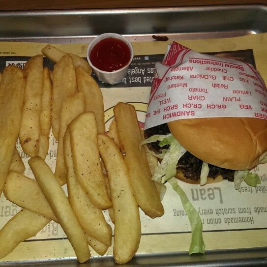 Photo taken at Fatburger by Eddie A. on 5/13/2014
