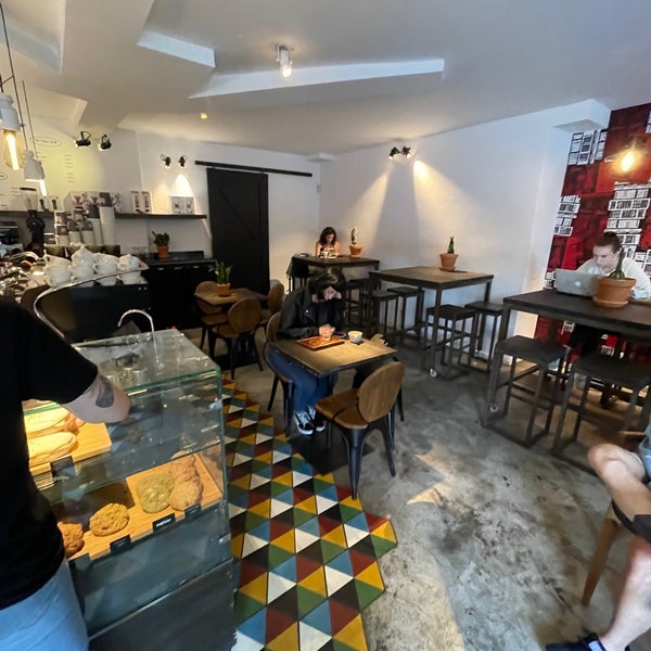 Foto diambil di Hidden Café Barcelona oleh الوليد pada 5/24/2022