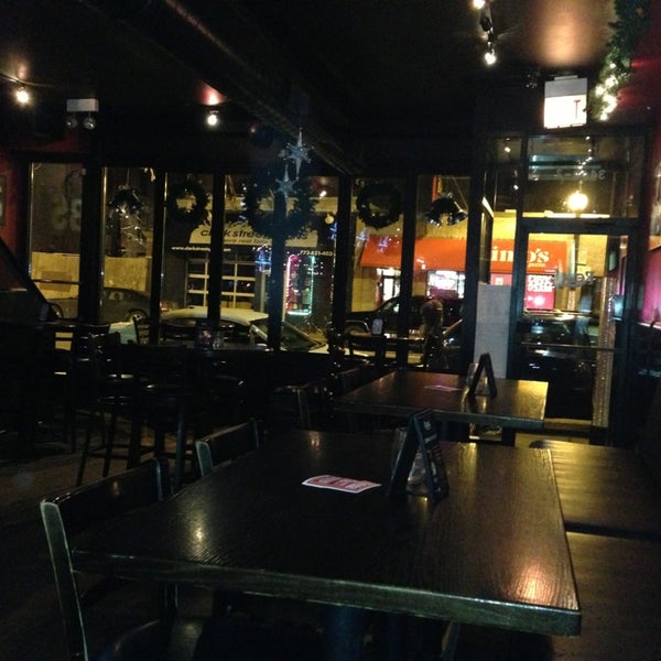 รูปภาพถ่ายที่ Rebel Bar &amp; Grill โดย Kendra M. เมื่อ 1/2/2013
