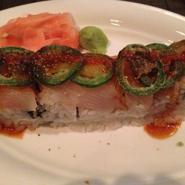 Foto scattata a Wasabi: Sushi Bar &amp; Asian Bistro da Yaziri O. il 11/13/2013