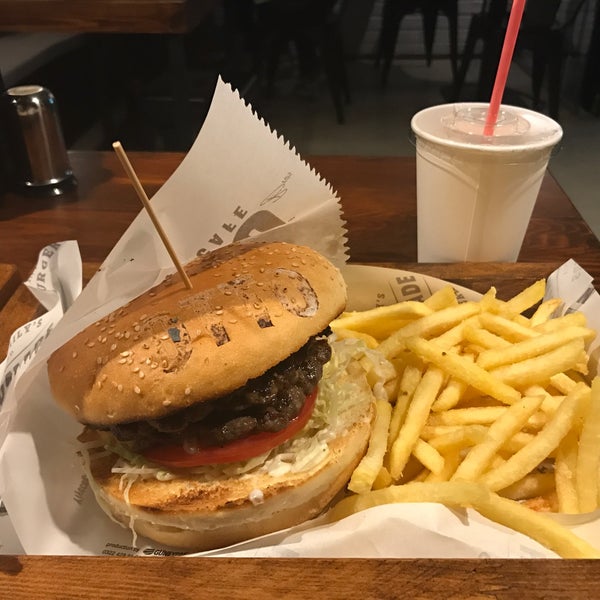 4/8/2017 tarihinde Arzu Y.ziyaretçi tarafından OTTOBROS Burger &amp; Coffee ANT'de çekilen fotoğraf