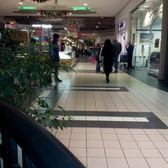 รูปภาพถ่ายที่ Spring Hill Mall โดย Misty F. เมื่อ 12/23/2012