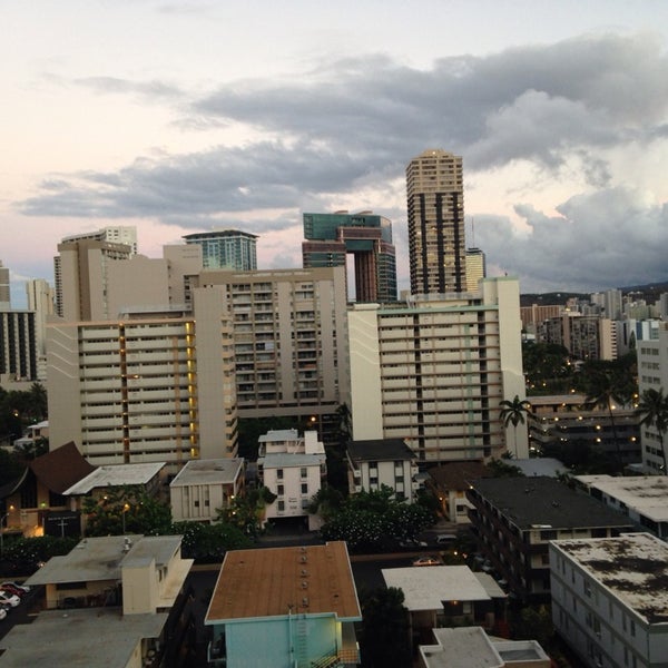 9/23/2013 tarihinde Brooksziyaretçi tarafından Royal Garden at Waikiki Hotel'de çekilen fotoğraf
