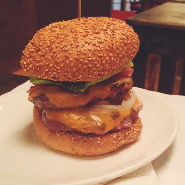 Снимок сделан в La Castanya Gourmet Burger пользователем viish_mess 9/28/2014