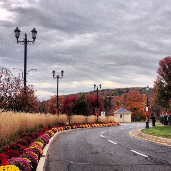 10/18/2013 tarihinde Mike V.ziyaretçi tarafından The Shoppes at Farmington Valley'de çekilen fotoğraf