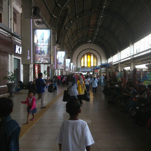 Foto diambil di Stasiun Jakarta Kota oleh andre a. pada 4/28/2018