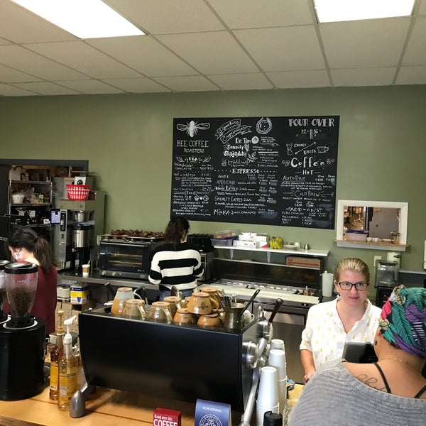 Foto tirada no(a) Bee Coffee Roasters por Tom B. em 9/22/2018