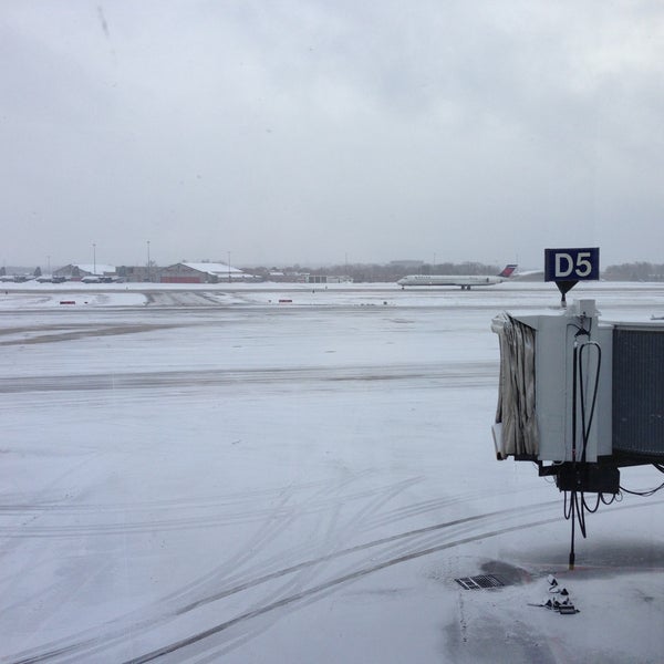 รูปภาพถ่ายที่ Minneapolis–Saint Paul International Airport (MSP) โดย Tom B. เมื่อ 4/12/2013