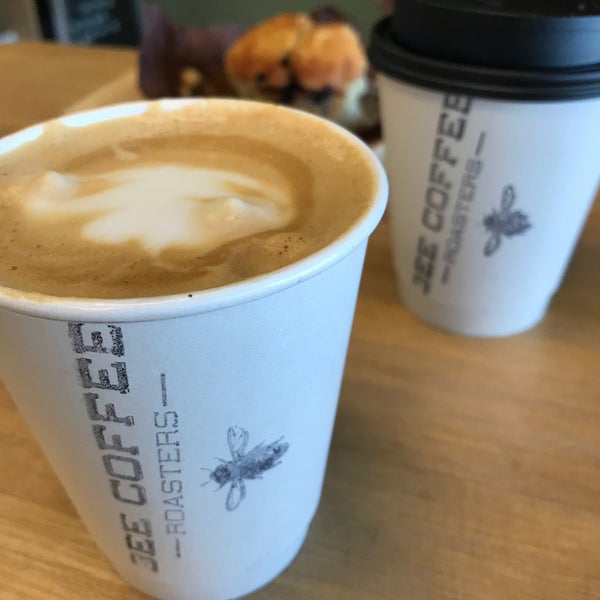 9/29/2017에 Tom B.님이 Bee Coffee Roasters에서 찍은 사진