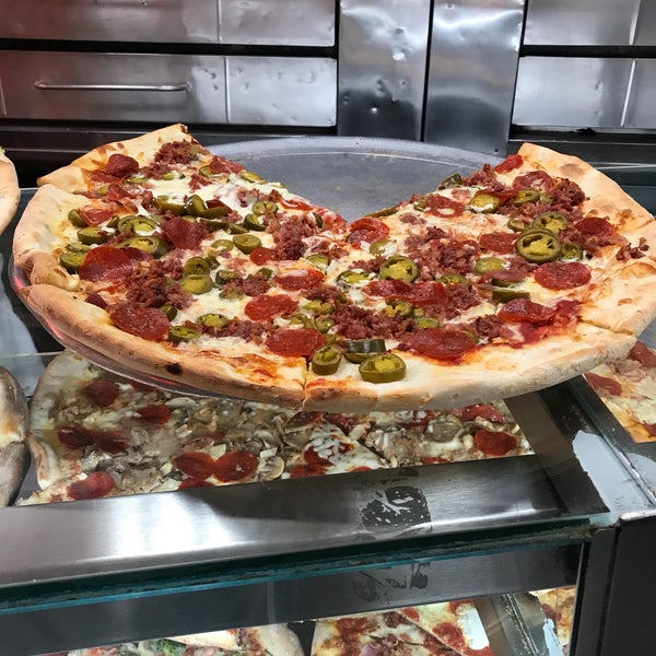 7/23/2018 tarihinde Tom B.ziyaretçi tarafından Famous Original Ray&#39;s Pizza'de çekilen fotoğraf