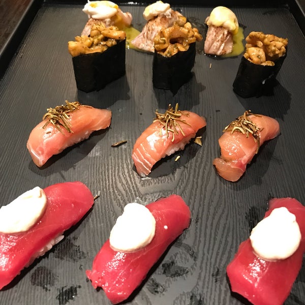 Foto tirada no(a) Sushi of Gari 46 por Tom B. em 9/8/2018