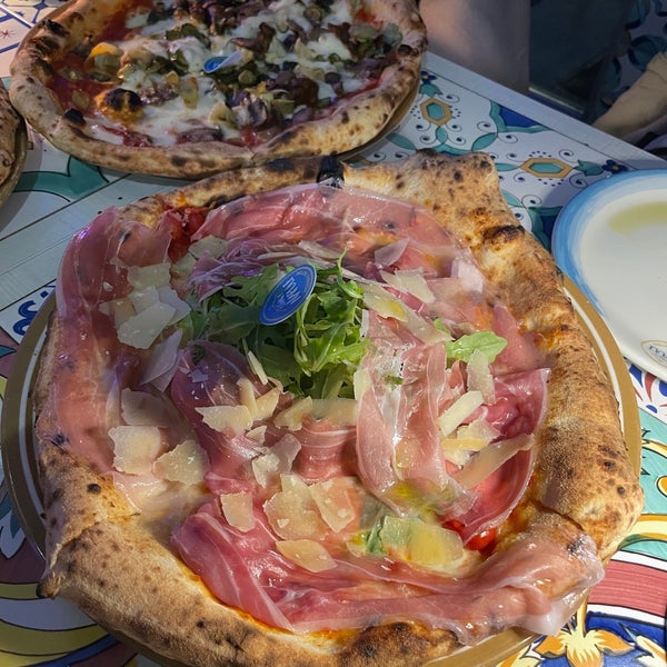 Foto diambil di Song&#39; e Napule Pizzeria oleh G M. pada 10/29/2023