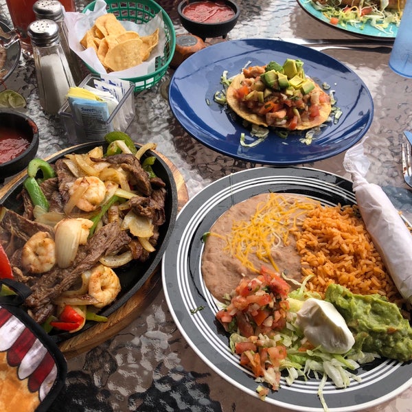 Foto diambil di Loco Charlie&#39;s Mexican Grill oleh G M. pada 4/11/2019