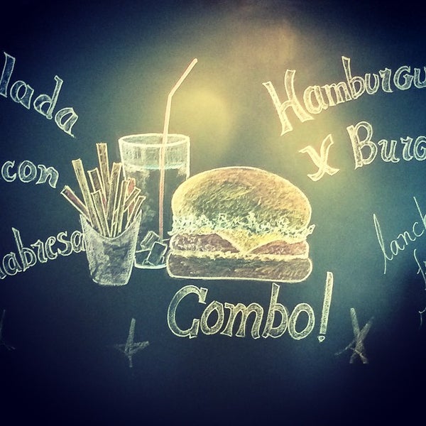 Photo taken at Mama&#39;s Burger by Mateus O. on 9/12/2014