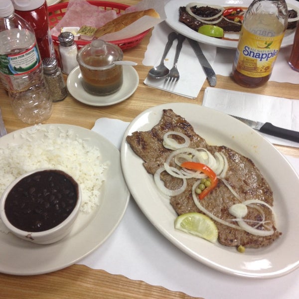 รูปภาพถ่ายที่ El Artesano Restaurant โดย J. Carlos G. เมื่อ 1/16/2014