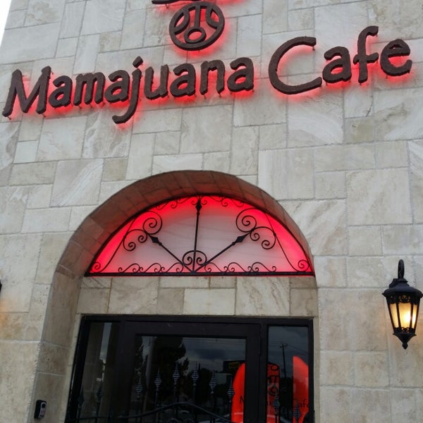Снимок сделан в Mamajuana Café пользователем J. Carlos G. 8/23/2014