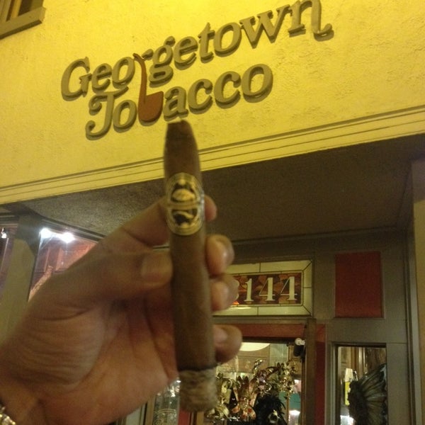 Photo prise au Georgetown Tobacco par J. Carlos G. le10/21/2013