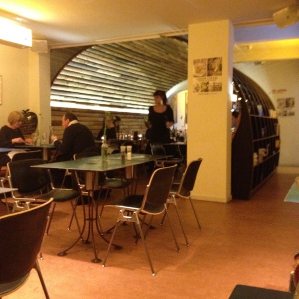 รูปภาพถ่ายที่ MOES eet- en drinklokaal โดย Pavel K. เมื่อ 3/13/2013