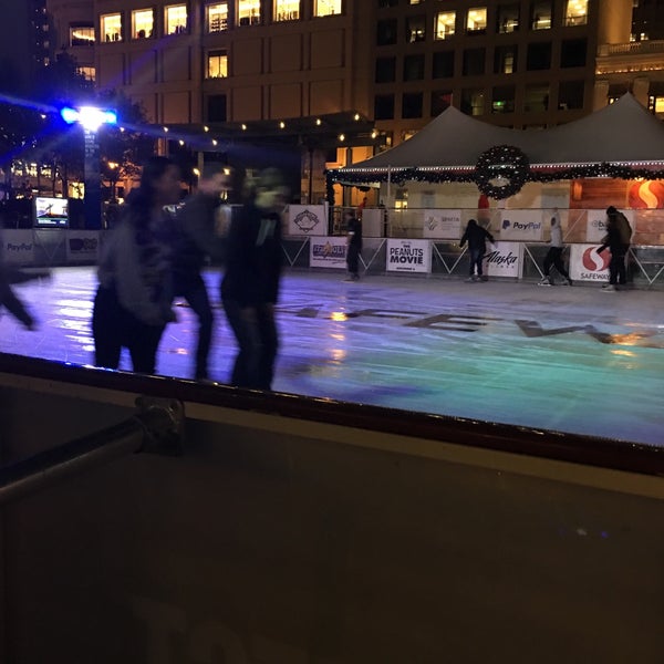 11/10/2015에 Aynur S.님이 Union Square Ice Skating Rink에서 찍은 사진