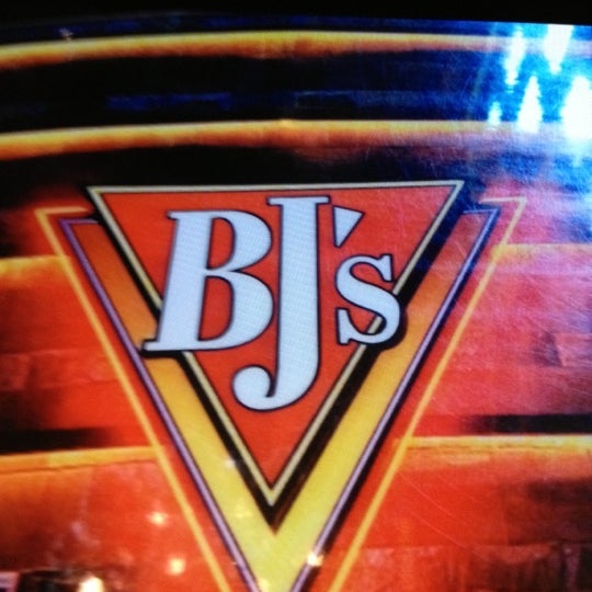 Photo taken at BJ&#39;s Restaurant &amp; Brewhouse by Jessica C. on 10/28/2012